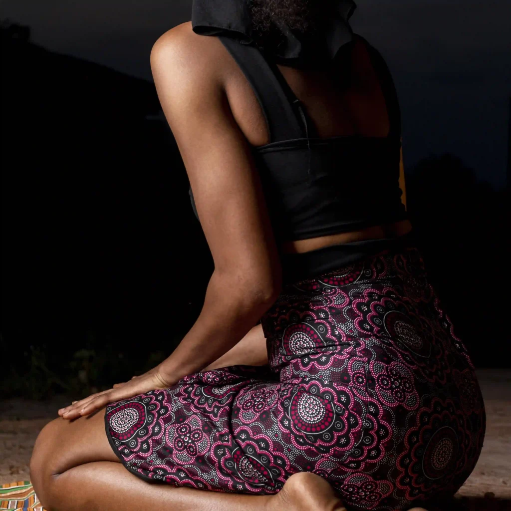 Mujer meditando de espaldas