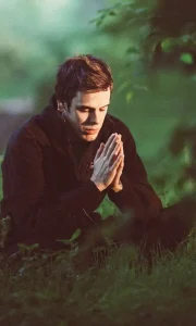 Hombre meditando en medio de un bosque verde